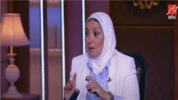 هبة قطب تجيب على سؤال محرج من عمرو أديب: الرجل لو اتجوز واحدة صغيرة بتخليه شباب على طول ؟ | فيديو