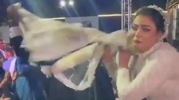 مزق طرحة العروس..عريس مصري يرقص في حفل زفافه بطريقة هيستيرية | شاهد