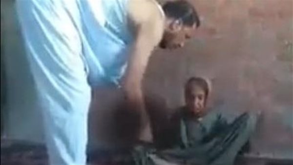 اعدلي رجليكي.. فيديو صادم لشاب يعذب أمه في الشرقية | شاهد