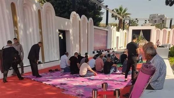  أقاموا الصلاة على ريد كاربت مهرجان القاهرة السينمائي.. حكاية فيديو قلب السوشيال ميديا | شاهد