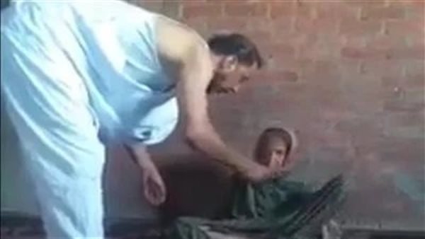 فيديو مأساوي..تفاصيل القبض على المتهم بتعذيب والدته في الشرقية | شاهد