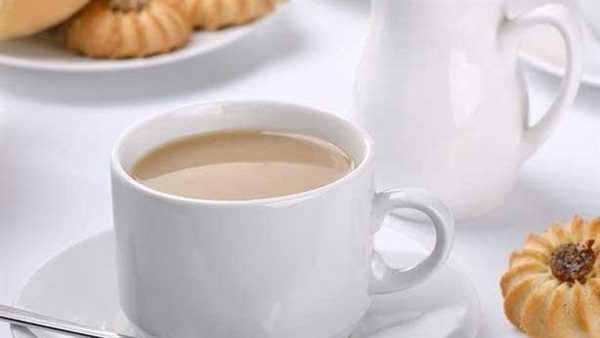 طبيب يحذر.. كوارث صحية لتناول الشاي باللبن على الريق