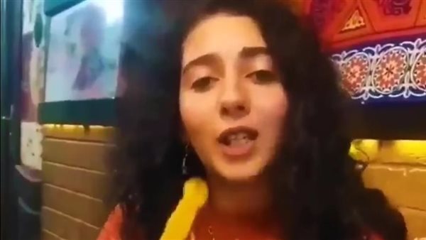 آخرك دمعتين والشيشة أرجل منك.. إسكندرانية تنتقم من حبيبها بفيديو صادم على فيسبوك | شاهد