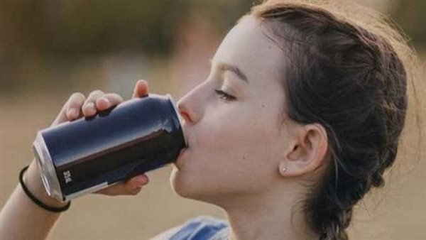 تسبب تسمم وغيبوبة.. طبيب أمراض قلب يحذر من مشروبات الطاقة | فيديو