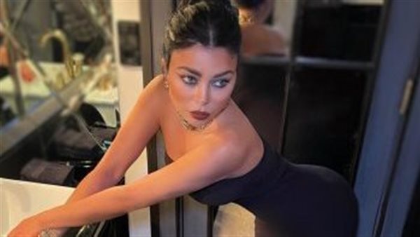 بحركات غريبة.. هيفاء وهبي بجلسة تصوير تثير الجدل علي السوشيال ميديا | شاهد