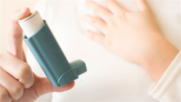 انتظر 10 ثوان قبل التنفس.. الطريقة الصحيحة لاستخدام بخاخ الربو | شاهد