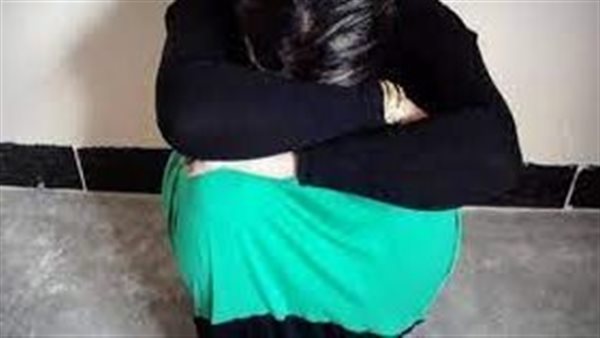 بلاغ للنيابة ودعوى طلاق.. زوجة أمام محكمة الأسرة: بيصورني لأصحابه