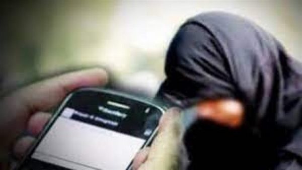 هددها بصورها لتنفيذ طلباته.. قرار جديد بشأن سوهاجي ابتز فتاة من بني سويف 