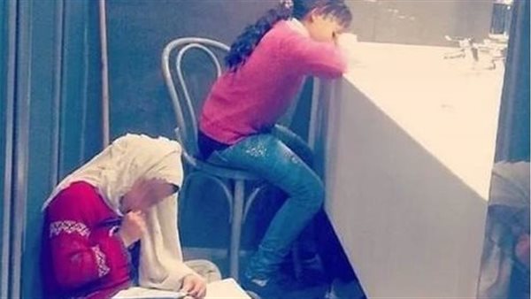 أختان تذاكران في حمام عام بسبب عمل الأم.. حكاية صورة أشعلت السوشيال ميديا | شاهد