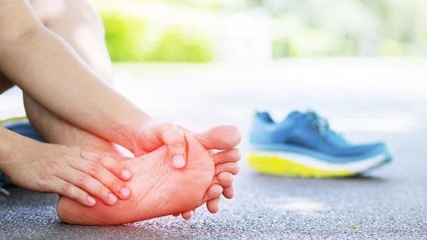 احذر.. الألم في قدمك ليلا يكشف إصابتك بمرض خطير