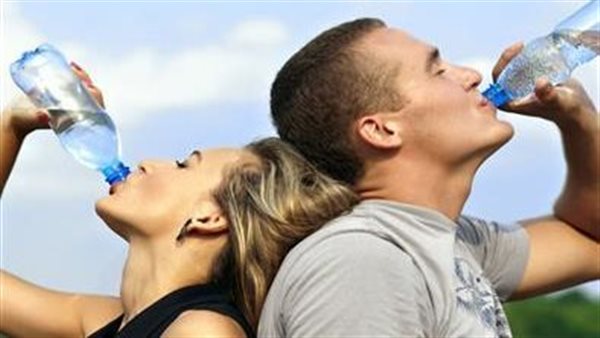 للرجال والنساء.. علماء يحددون الكمية المثالية لشرب الماء 