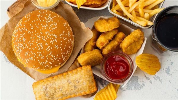 دراسة تكشف..هل هناك علاقة بين الوجبات السريعة والإحساس بالألم؟