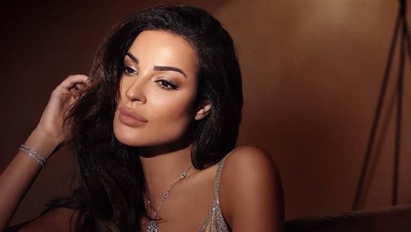 أنا حرة بحياتي.. هجوم ناري من نادين نسيب نجيم على شخص صورها مع شاب | فيديو