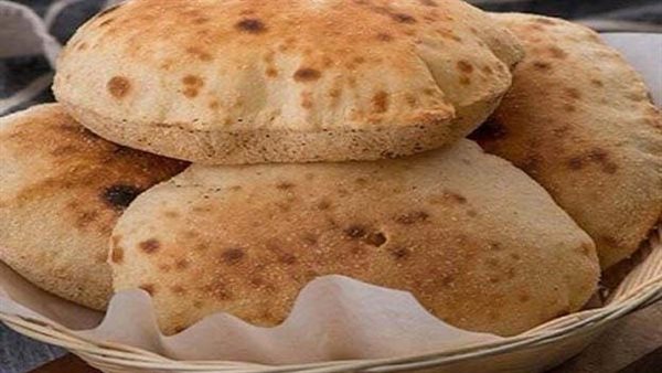 هذا ما يحدث للجسم.. طبيبة تحذر من تسخين العيش البايت على النار مباشرة