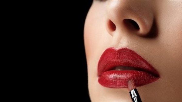 قد يتسبب في الفشل الكلوي والسرطان.. تحذير خطير من أحمر الشفاه 