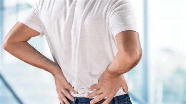 احذر الانحناء المتكرر.. 4 عادات خاطئة يفعلها الناس يوميا تسبب آلام الظهر