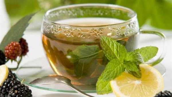يساهم في الوقاية من حصوات الكلى.. فوائد شرب الشاي الأخضر بالليمون
