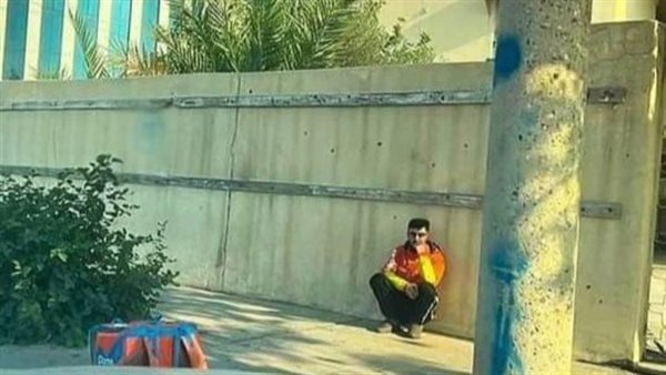 أبكت السوشيال ميديا.. حكاية صورة عامل الدليفري الحزينة على فيسبوك | شاهد