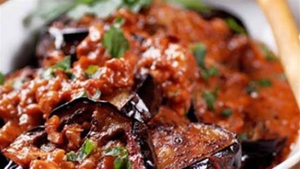 يرفع الكوليسترول ويصيب بالكسل.. طبيبة تحذر من طبق شعبي مصري