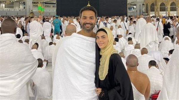 العمرة باظت..علقة ساخنة من كريم فهمي لشاب في الشارع لهذا السبب