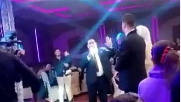 قدام المعازيم.. أبّ يطلّق زوجته في الميكروفون ليلة زفاف ابنته بدمياط 