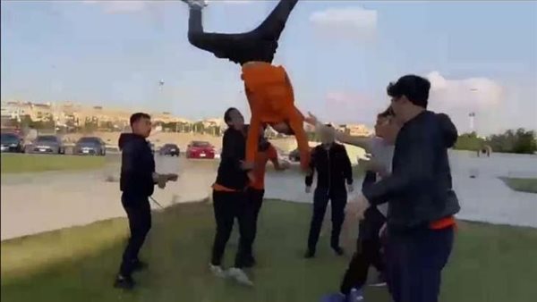 اتشل بسبب الهزار.. القصة الكاملة لأحدث ضحايا تحديات التيك توك في المدارس | شاهد