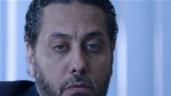 قاعد على الكنبة.. القصة الكاملة لحادث الفنان تامر فرج