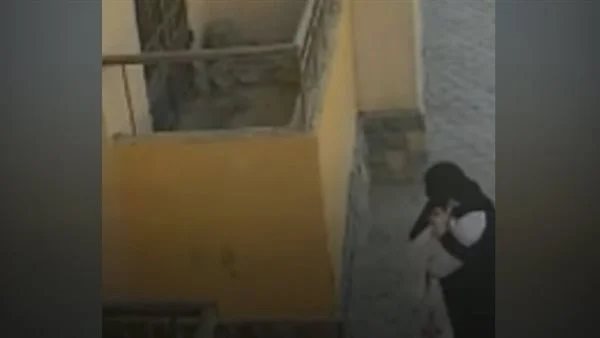 جريمة مشينة.. سيدة منتقبة تلقي رضيعا أمام مدخل أحد العقارات بالمقطم | فيديو 