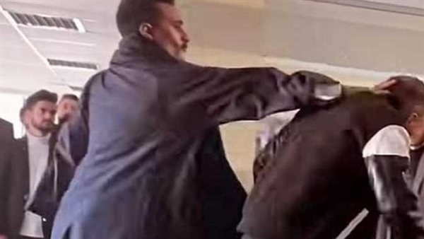 عيب شيل الفيديو.. هجوم ناري من الجمهور على محمد رمضان بعد صفع كومبارس | شاهد