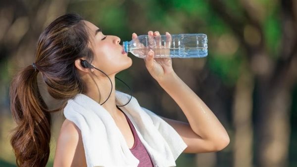 تحذيرات لهؤلاء.. أضرار شرب الماء البارد على الريق
