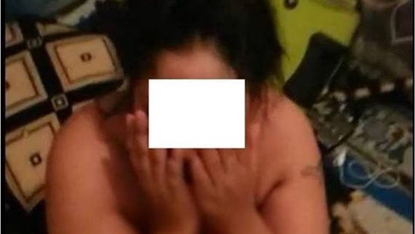 هتك عرضها وهددها.. فتاة صغيرة تفضح أكبر مقدم محتوى إباحي في مصر