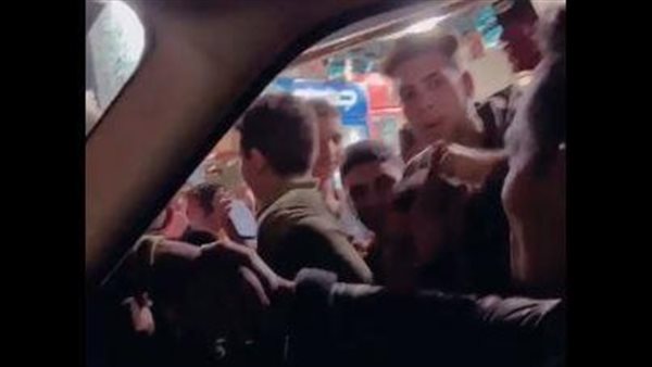 أنا راجل منياوي..ماذا فعل الجمهور مع محمد رمضان أثناء توقف حركة المرور؟ | فيديو