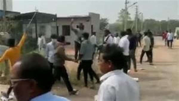 لقطات مثيرة.. رفضت الزواج منه فاستأجر 40 رجلا وخطفها والجيران يوثقون الواقعة بالتصوير | فيديو