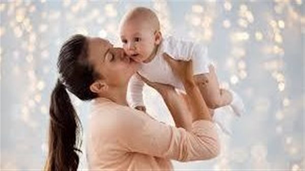 انتبه.. هذا ما يحدث للطفل إذا قبلته من شفتاه 