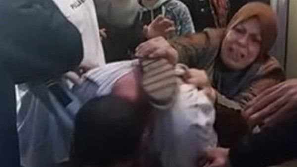 استغل الزحمة وعمل عملته.. تفاصيل علقة ساخنة من أهالي الإسكندرية لمتحرش ميامي | فيديو