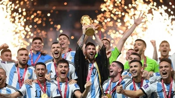  ارتداها أثناء رفع كأس العالم.. سعر صادم لـ عباءة ميسي القطرية