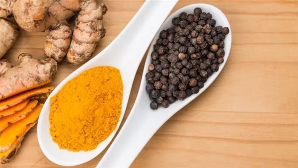 الكركم والفلفل الأسود.. مشروب ساحر يخلصك من السموم والوزن الزائد