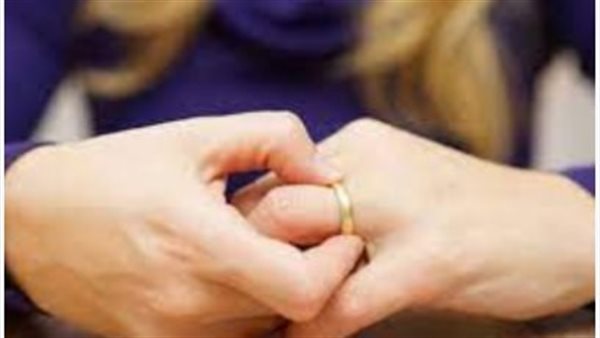 وهو على سريري.. زوجة لقاضي الأسرة: بشوف بعيني عمايله السودة وأسكت 