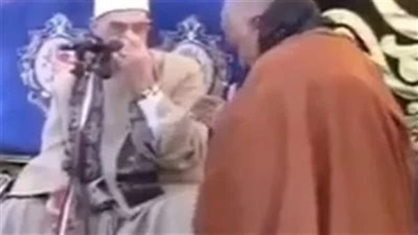 ظهر كأنه يتراقص.. فيديو لـ قارئ إذاعي شهير يثير غضبًا أثناء تلاوة القرآن | شاهد