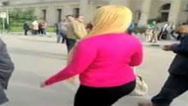 صرخت ولمت عليه الناس.. راقصة تطارد شخصا تحرش بها في الشارع 