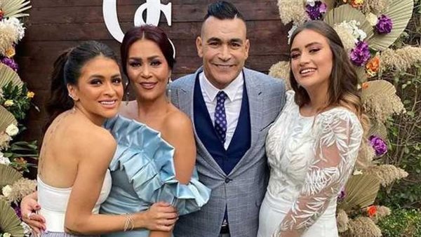 أحلى من بناتها.. إطلالة مثيرة لزوجة الحضري في حفل زفاف نجلتها | شاهد