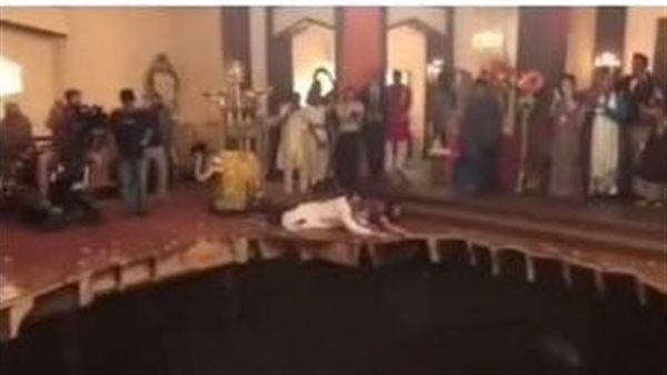  فيديو صادم.. أرض تبتلع مجموعة أشخاص يرقصون في حفل زفاف | شاهد