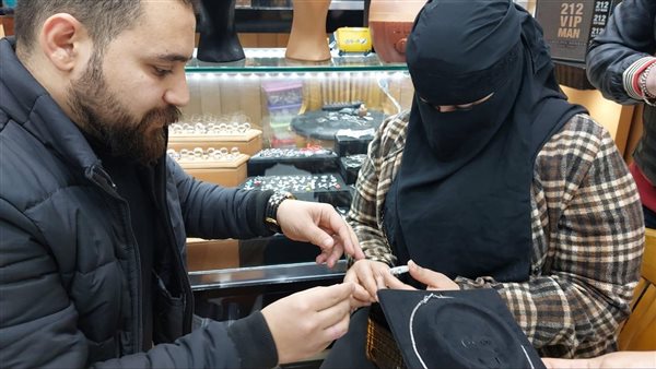 أشعلت السوشيال ميديا.. حكاية أول عريس في مصر يخطب فتاة بشبكة فضة | شاهد