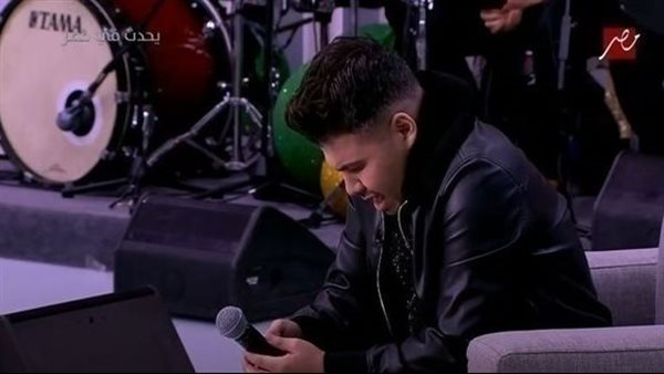 مكانش معايا غير 10 جنيه.. عمر كمال ينهار في البكاء على الهواء | فيديو