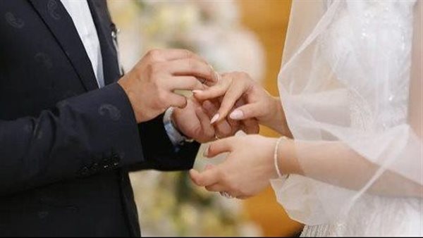 تبتسم وتتألم.. عريس يصفع عروسته في حفل زفافهما فجأة وسط ذهول المعازيم