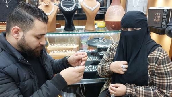 طمعانين فيا.. لماذا انفصل عروسا الفضة بعد أيام من الشبكة ؟