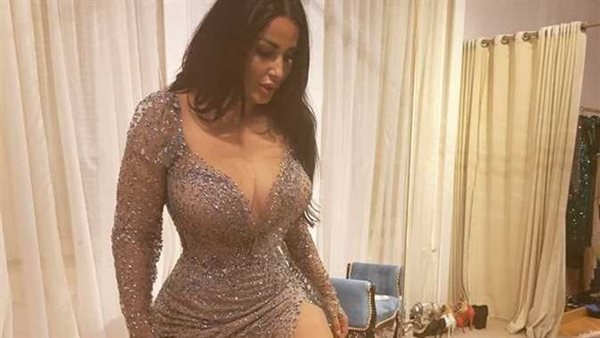 بحفل محمد منير.. وصلة رقص لـ ندى الكامل | فيديو