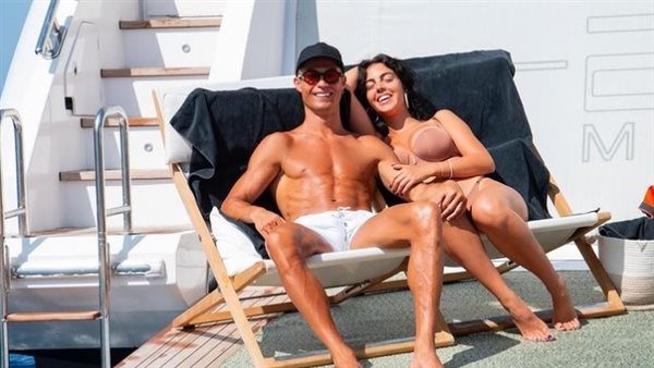 بعد انتقال رونالدو إلى النصر السعودي.. هل ترتدي جورجينا العباية السمراء؟