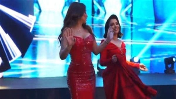 أنا بعتذر لهذه البنت.. بالإعتذار والرقص أصالة تنهي خلافها مع إليسا | فيديو