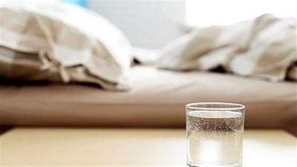 احذر.. لماذا لا يجب وضع كوب ماء إلى جوارك أثناء النوم؟